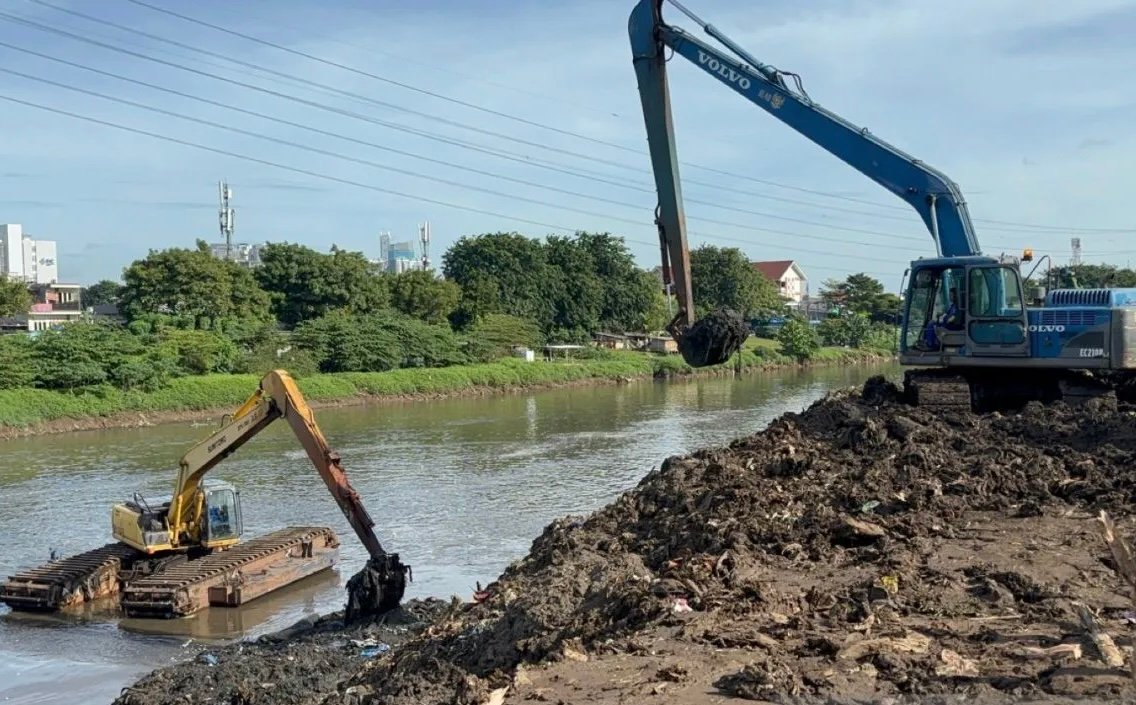 Upaya Antisipasi Banjir, DKI Jakarta Keruk 205 Ribu Lumpur di Badan Air
