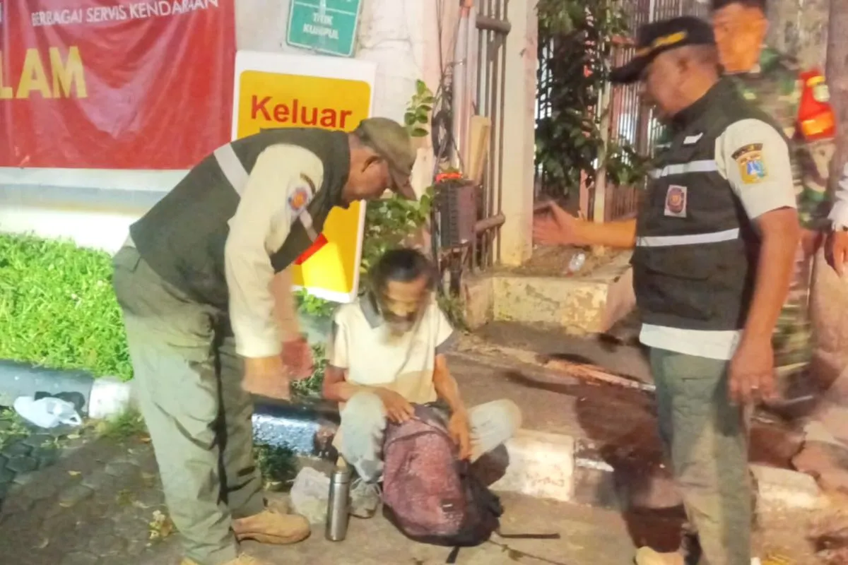 Tertibkan Trotoar Mampang, Delapan PPKS Dibawa ke Panti Sosial untuk Pembinaan