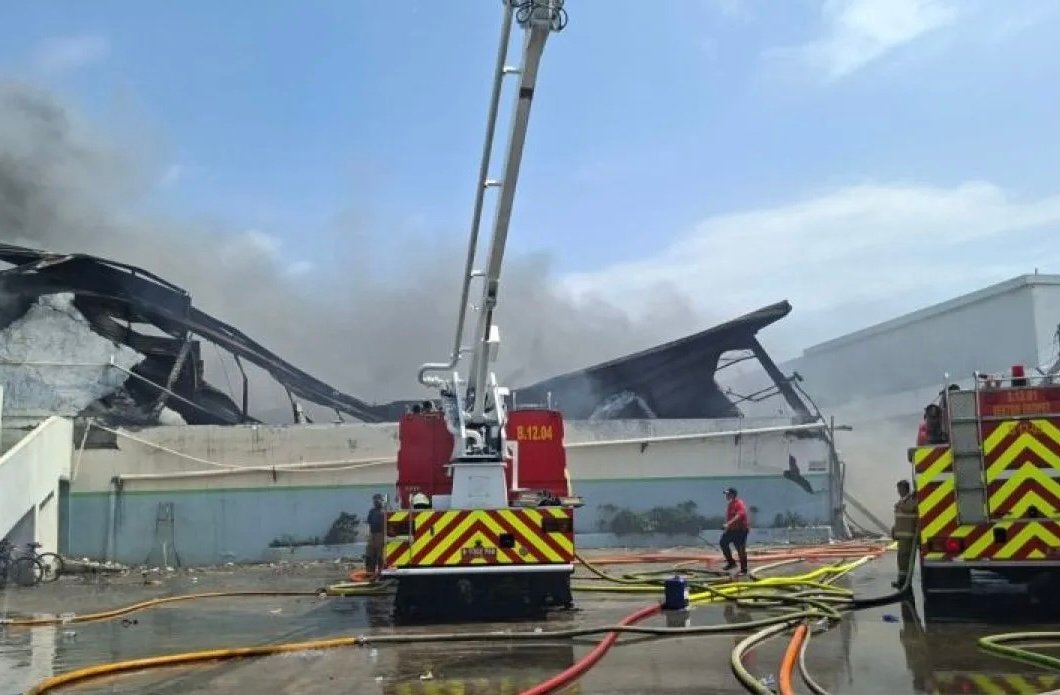 Asap Hitam Pekat Masih Membumbung Akibat Gudang Plastik Cengkareng Terbakar