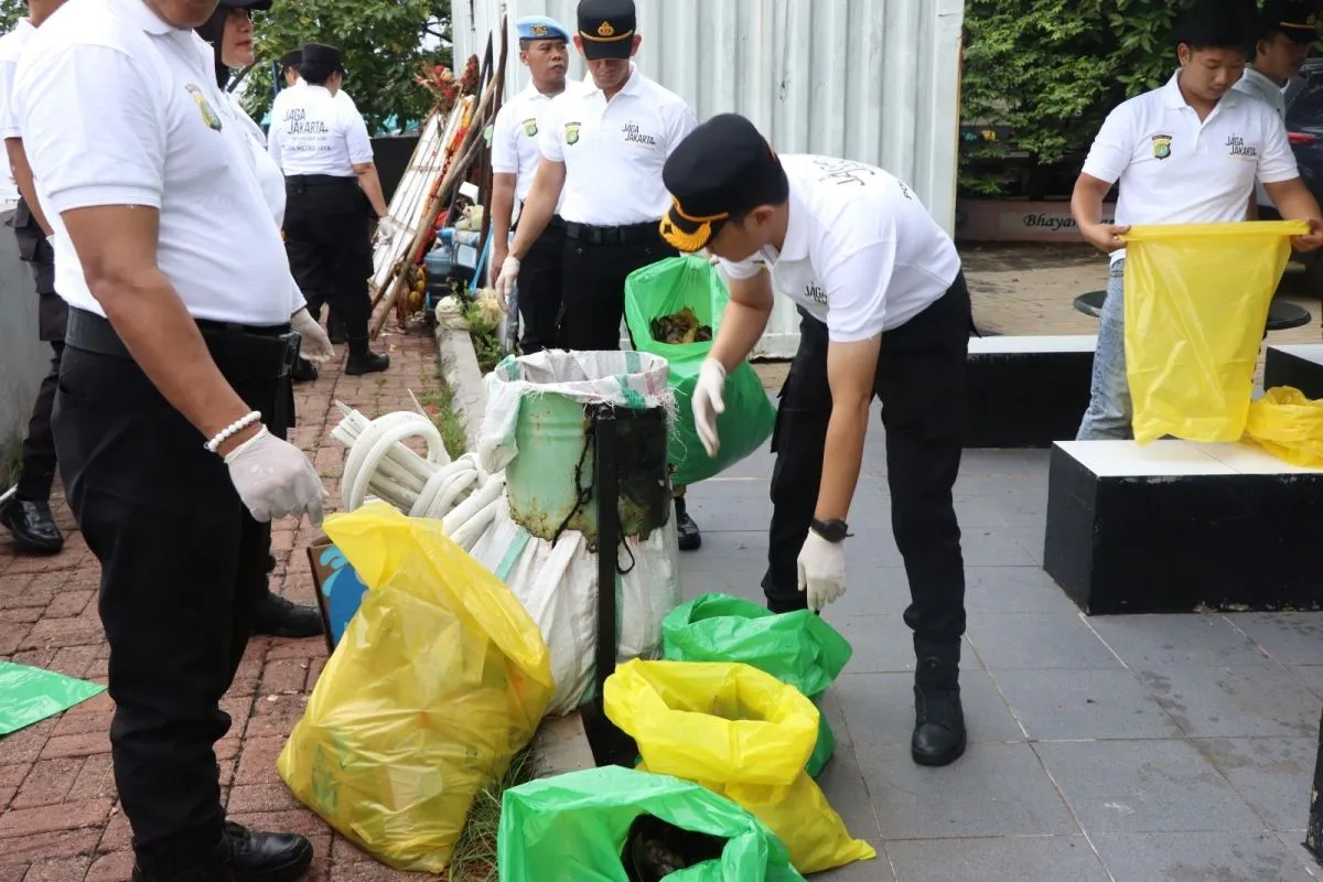 Polres Kepulauan Seribu Kampanyekan Pilah Sampah Lewat Aksi Jaga Jakarta Bersih