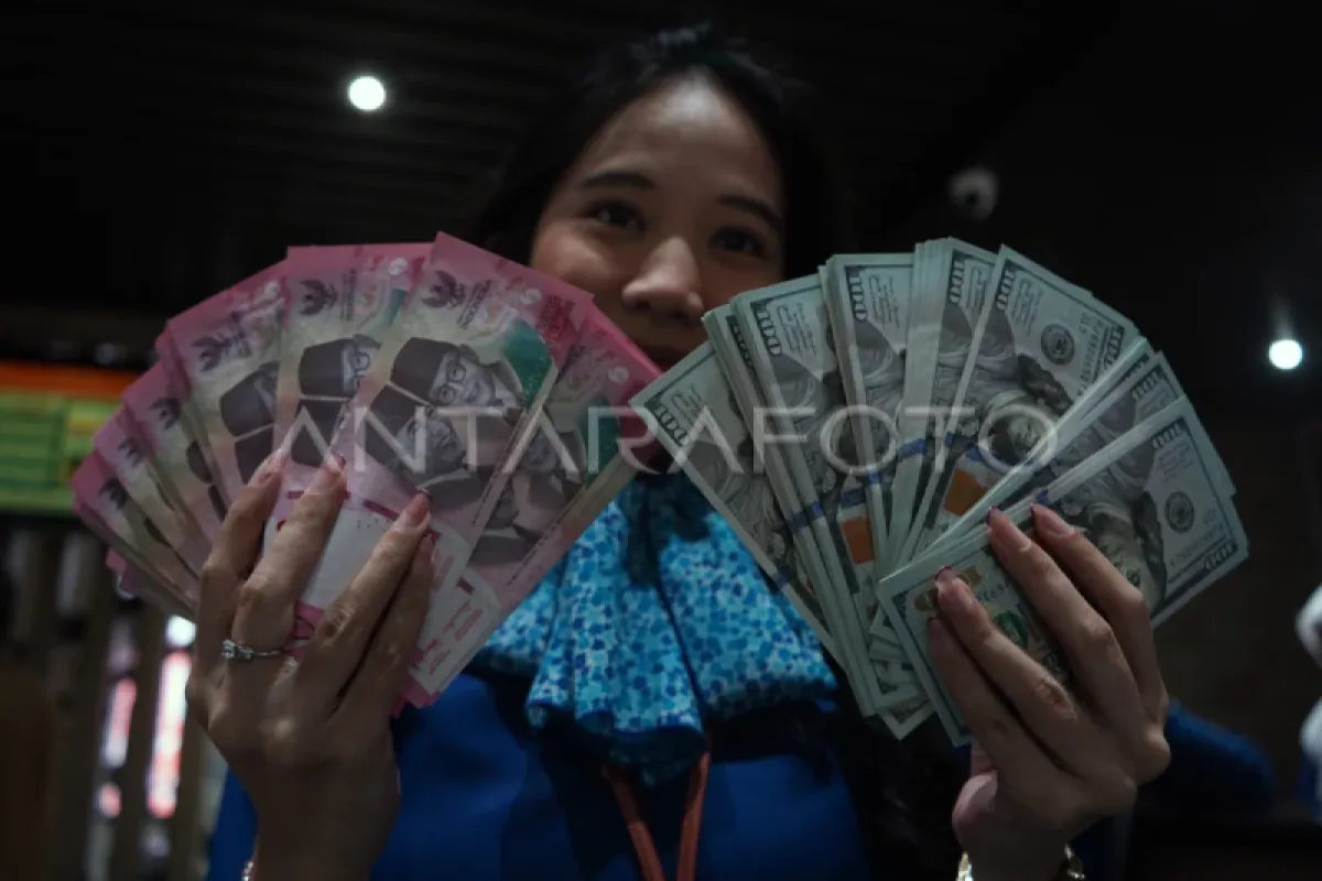 Kurs Rupiah Melemah di Offshore, Ekonom Ungkap Sederet Tekanan Ekonomi RI