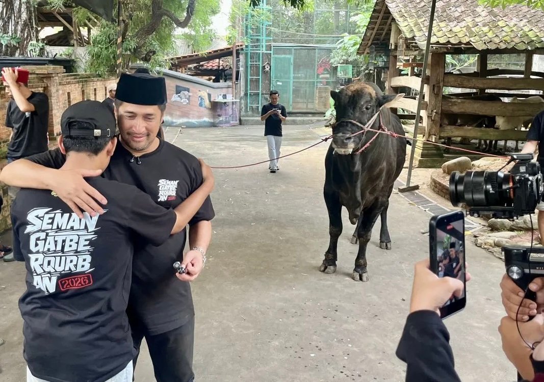 Irfan Hakim Bagi-Bagi Hewan Kurban ke Keluarga hingga Karyawan
