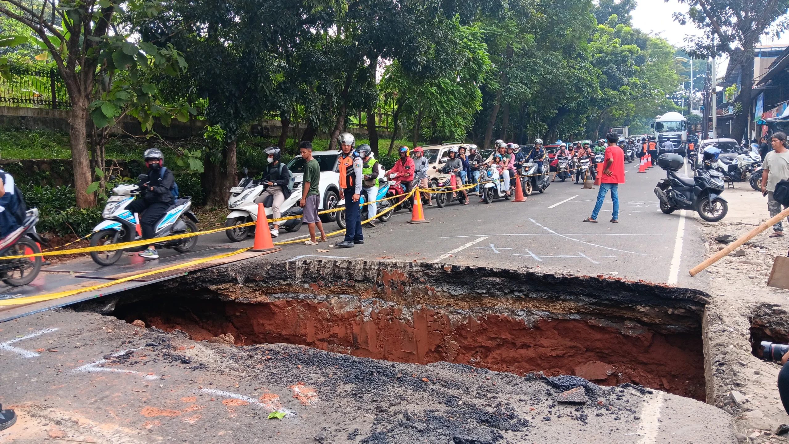 Jalan di Lenteng Agung Ambles, Lalu Lintas Jakarta Menuju Depok Tersendat Pagi Ini