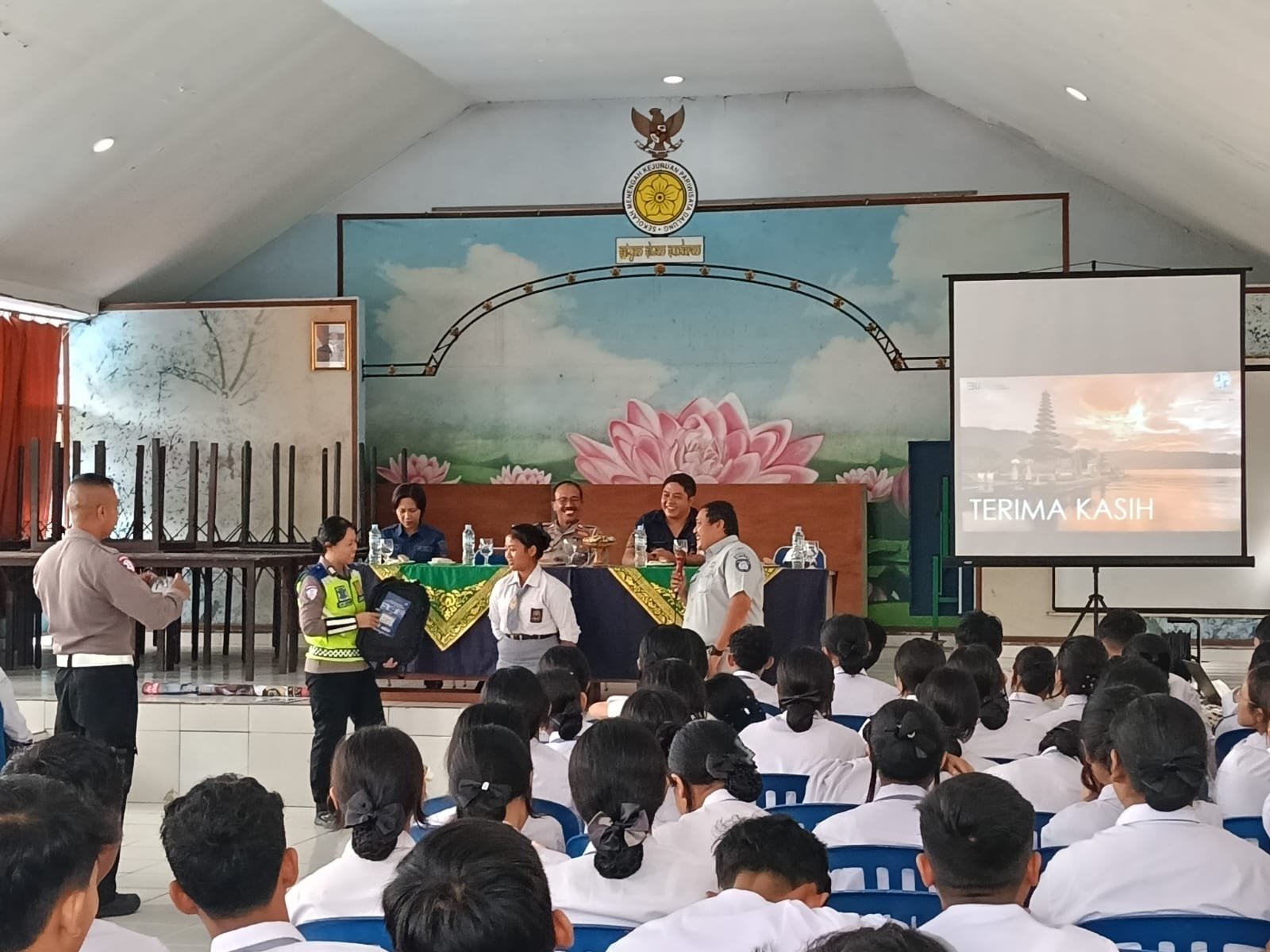 Jasa Raharja Badung Bersama Satlantas Polres Badung Edukasi Pelajar tentang Tertib Berlalu Lintas di SMK Pariwisata Dalung