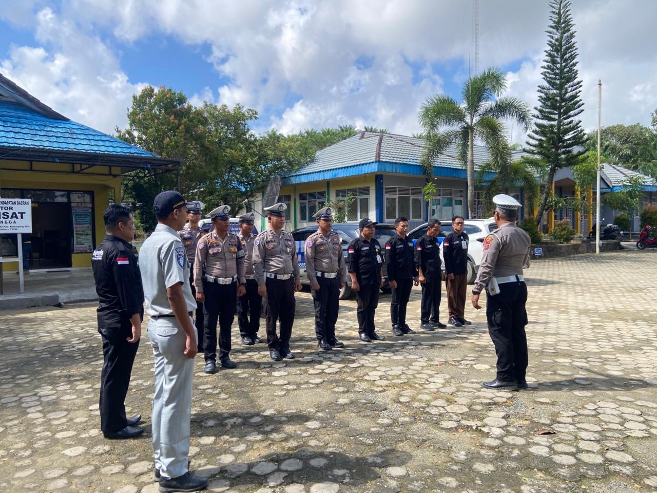 Tim Pembina Samsat Kotabaru Bangun Budaya Tertib Kendaraan di Terminal Serongga