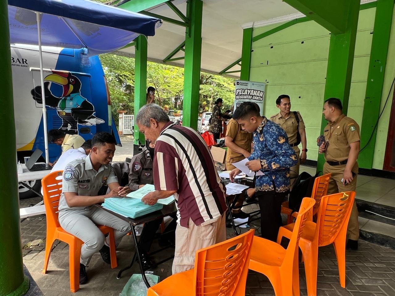 Jasa Raharja Turut Berpartisipasi dalam Kegiatan Samsat GOKATAN (Go Kecamatan) di Kecamatan Pontianak Barat Jasa Raharja Turut Berpartisipasi dalam Kegiatan Samsat GOKATAN (Go Kecamatan) di Kecamatan Pontianak Barat