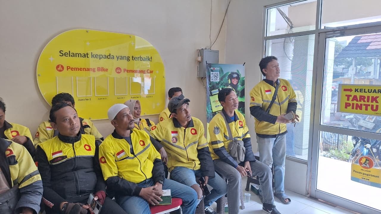 Edukasi Keselamatan Lalu Lintas dan Layanan Digital, Jasa Raharja Cabang Cirebon Glorifikasi Fitur Lapor Laka JRku dan Membagikan Buku Saku Ojol Nusantara di Kantor Maxim Kota Cirebon