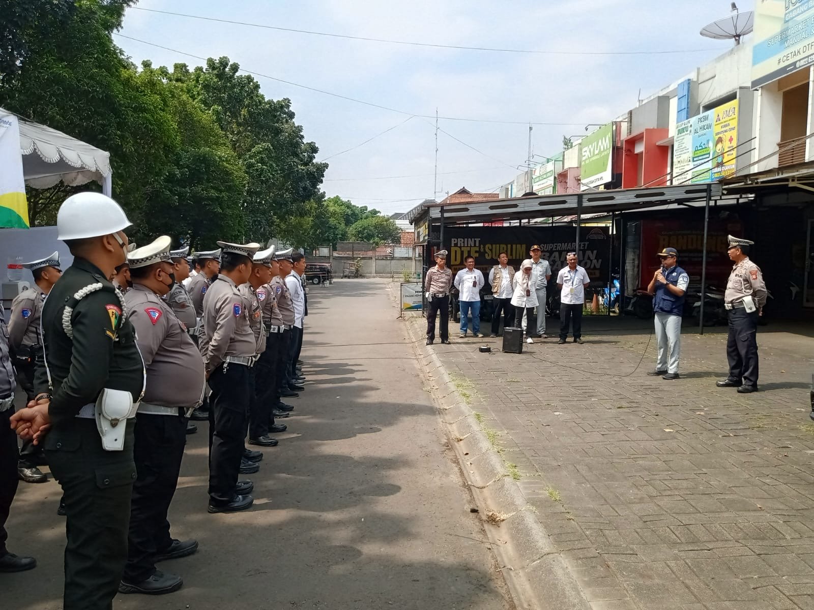 Perkuat Kolaborasi, Jasa Raharja Bandung Bersama Tim Pembina Samsat Soekarno Hatta Lakukan Pemeriksaan PKB dan SWDKLLJ di Jalan Raya