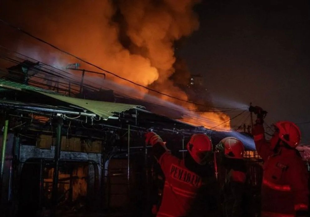 Rumah Tinggal di Jakpus Terbakar Hebat, Puluhan Unit Damkar Meluncur