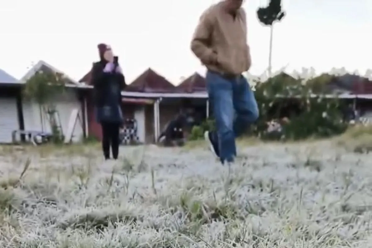Fenomena Embun Es Kembali Muncul di Kawasan Candi Arjuna Dieng