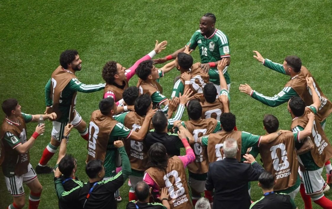 Meksiko vs Afrika Selatan: El Tri Menang 2-0 dalam Duel Panas Tiga Kartu Merah