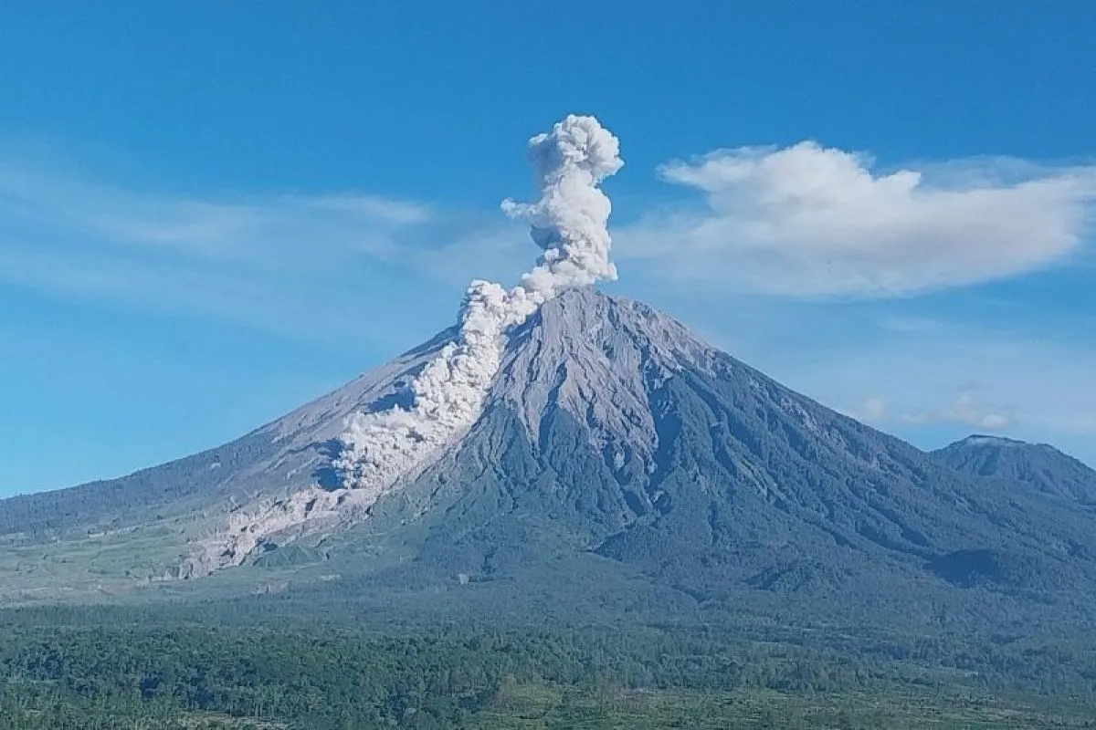 Aktivitas Gunung Semeru Meningkat, BPBD Lumajang Minta Warga Tetap Siaga