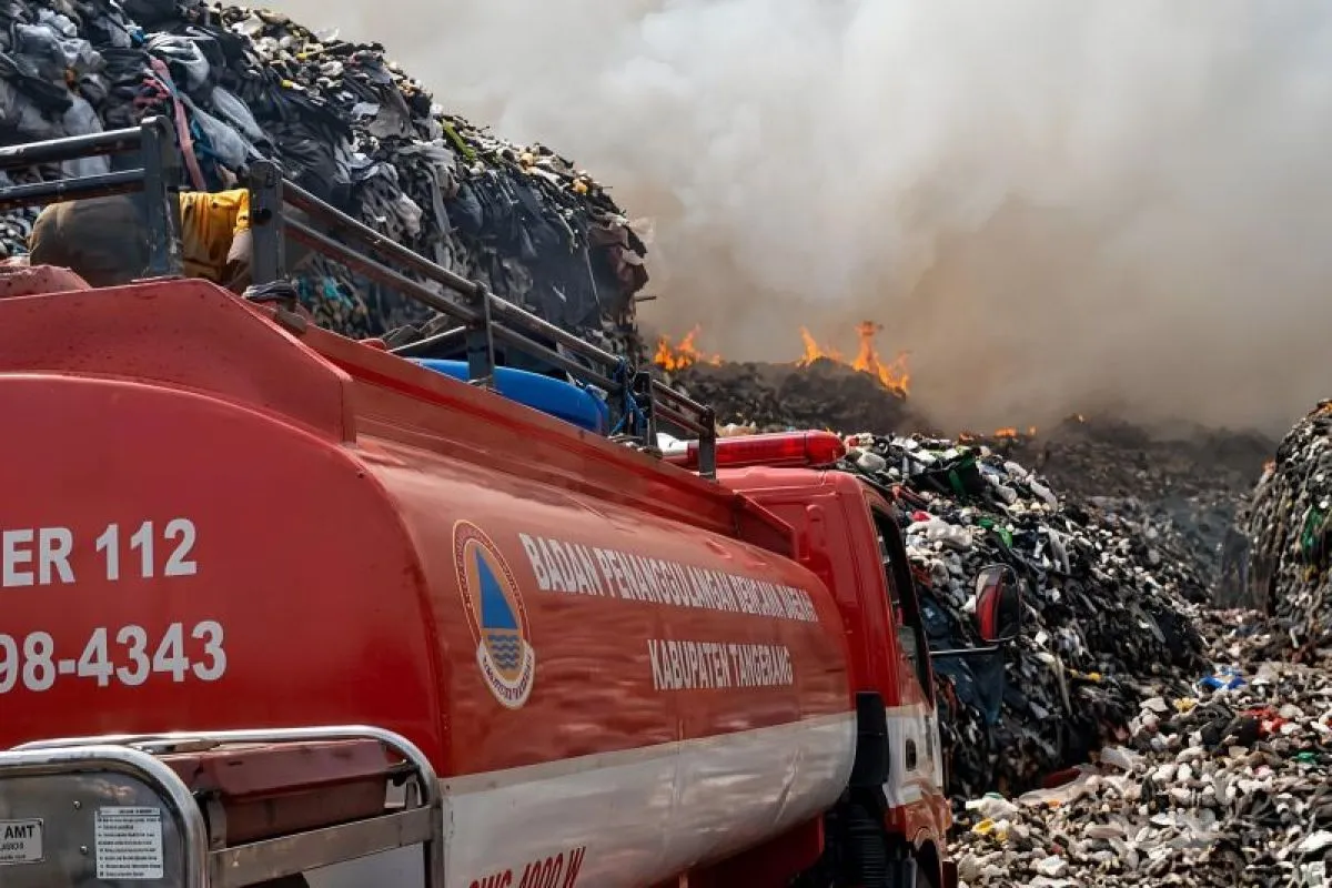 TPA Jatiwaringin Kebakaran, BPBD Kabupaten Tangerang Kerahkan 30 Personel