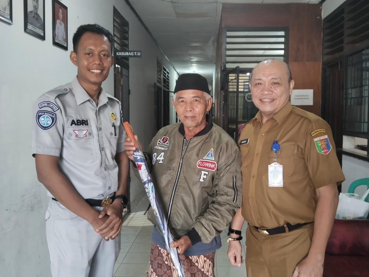 Jasa Raharja dan Samsat Liwa Apresiasi Wajib Pajak Taat melalui Pemberian Souvenir dan Sembako