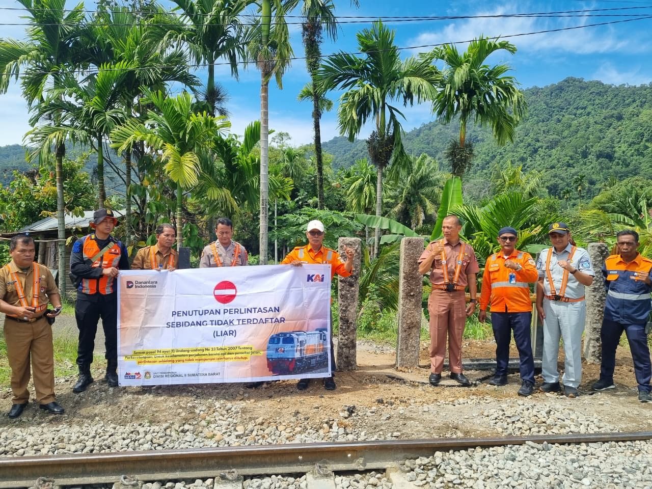 Jasa Raharja Sumbar Bersama Stakeholder Tutup Perlintasan Liar di Pampangan demi Tingkatkan Keselamatan
