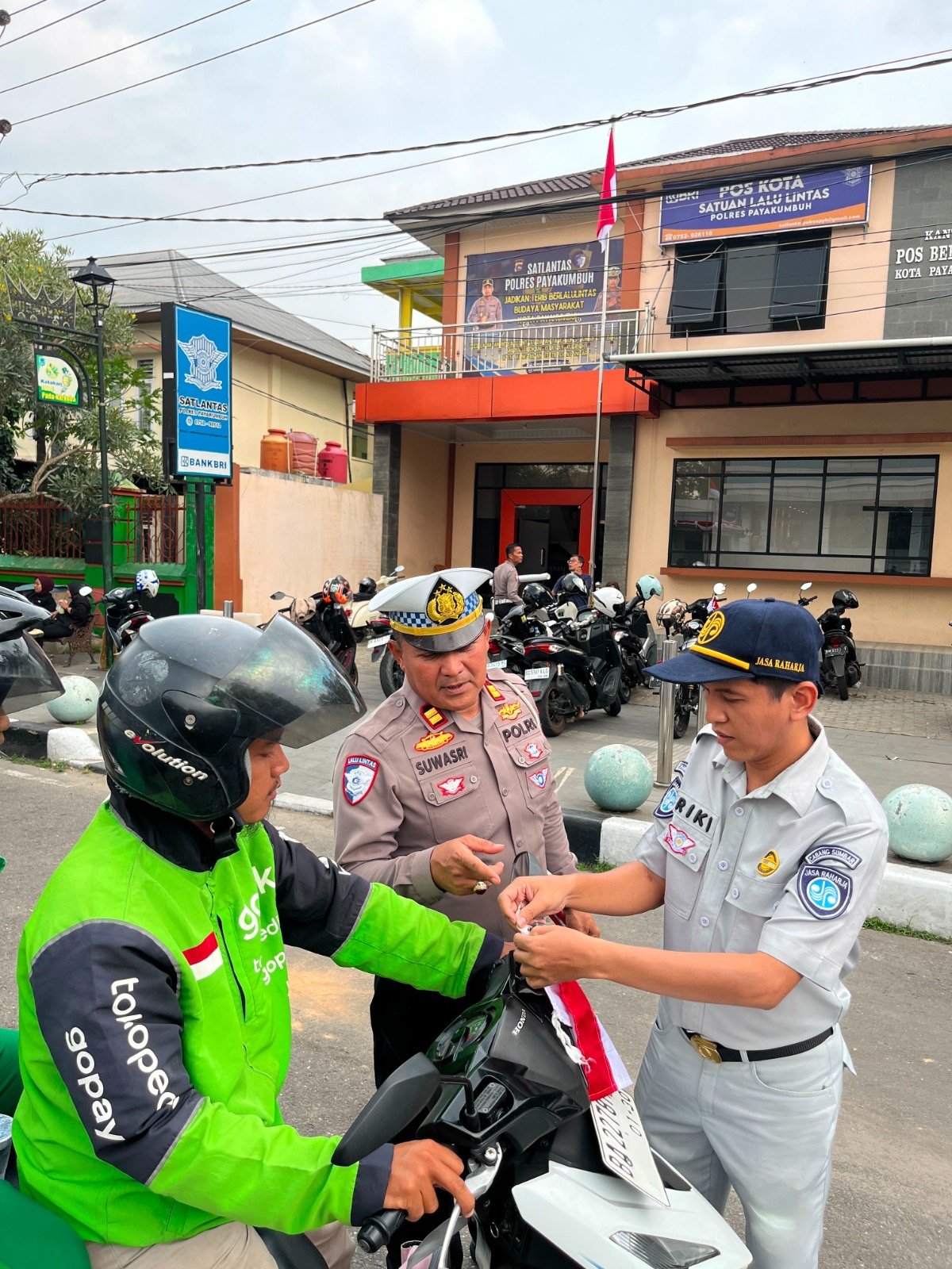Jasa Raharja Sumbar dan Satlantas Payakumbuh Bagikan Helm Gratis Sambut HUT ke-81 Kemerdekaan RI