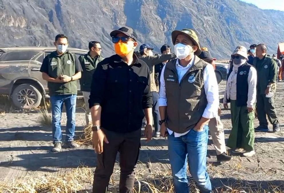 Menteri Kehutanan Raja Juli Pantau Langsung Pemadaman Karhutla di Gunung Bromo