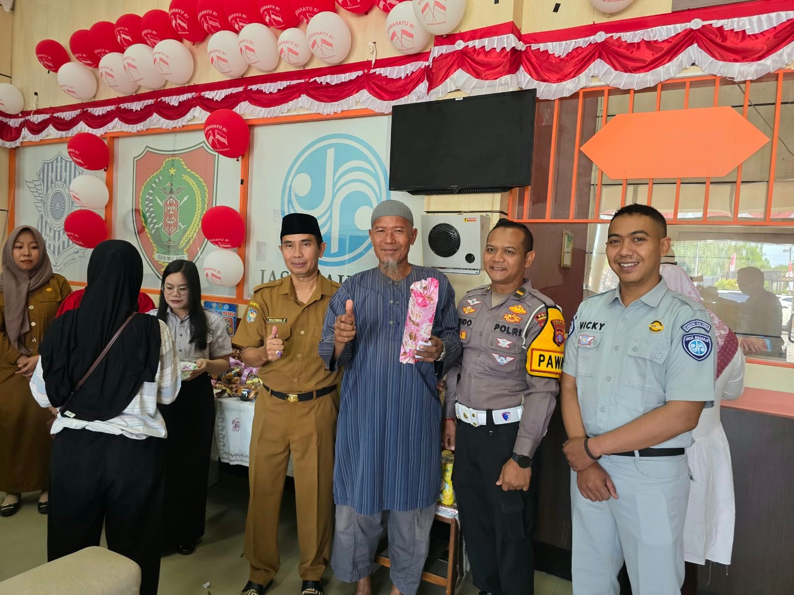 Jasa Raharja Kalteng Berikan Apresiasi kepada Wajib Pajak di Samsat Sampit Sambut HUT ke-81 RI