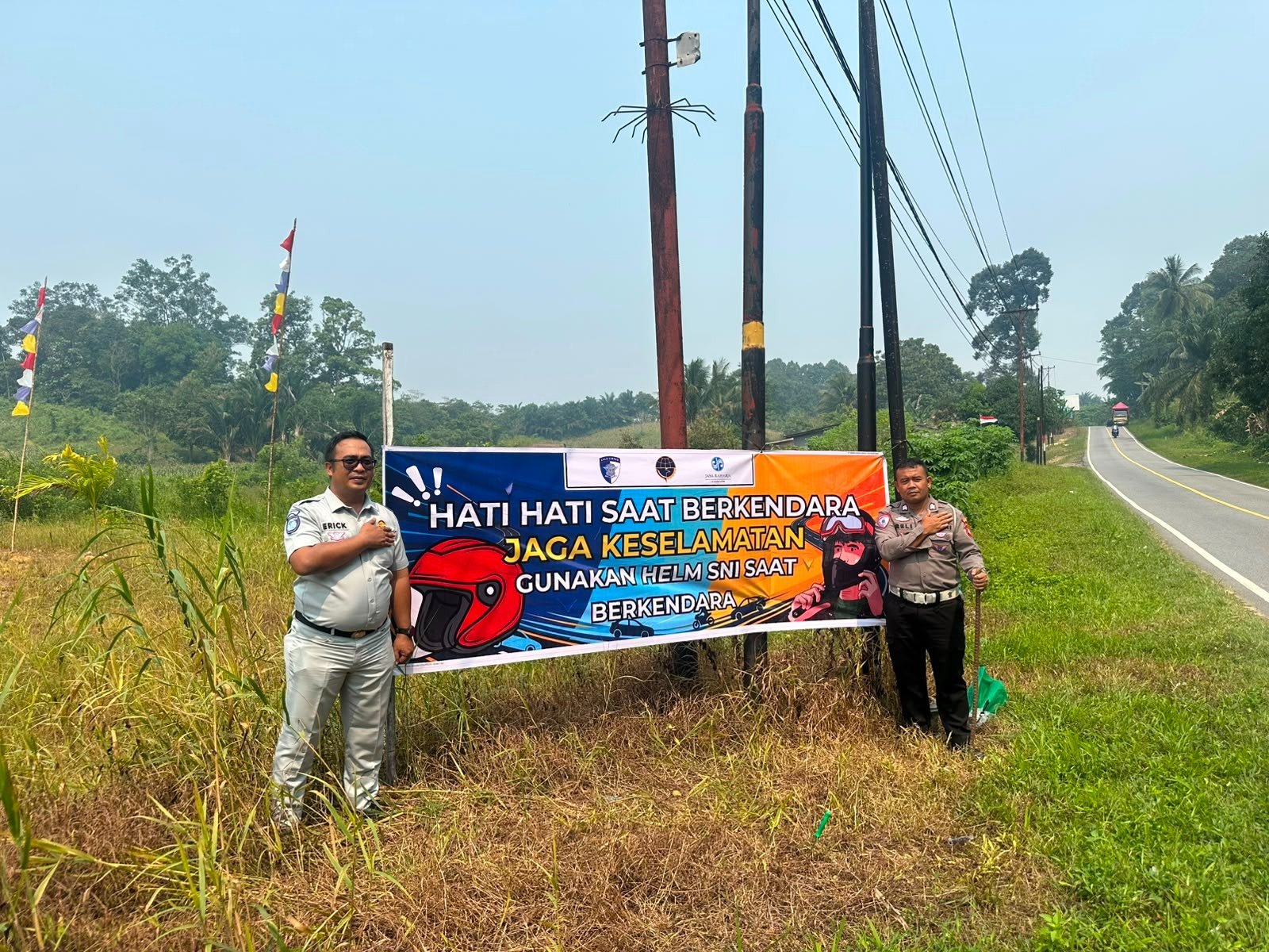 Bukan Sekadar Spanduk, Jasa Raharja Singkawang Titip Pesan Keselamatan bagi Pengguna Jalan di Kecamatan Lumar