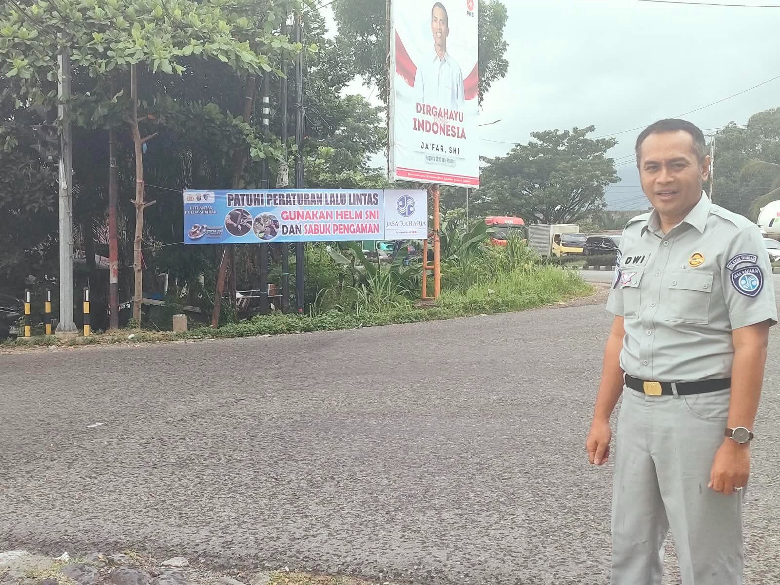 Jasa Raharja Sumbar Pasang Spanduk Keselamatan di Lima Titik Rawan Kecelakaan