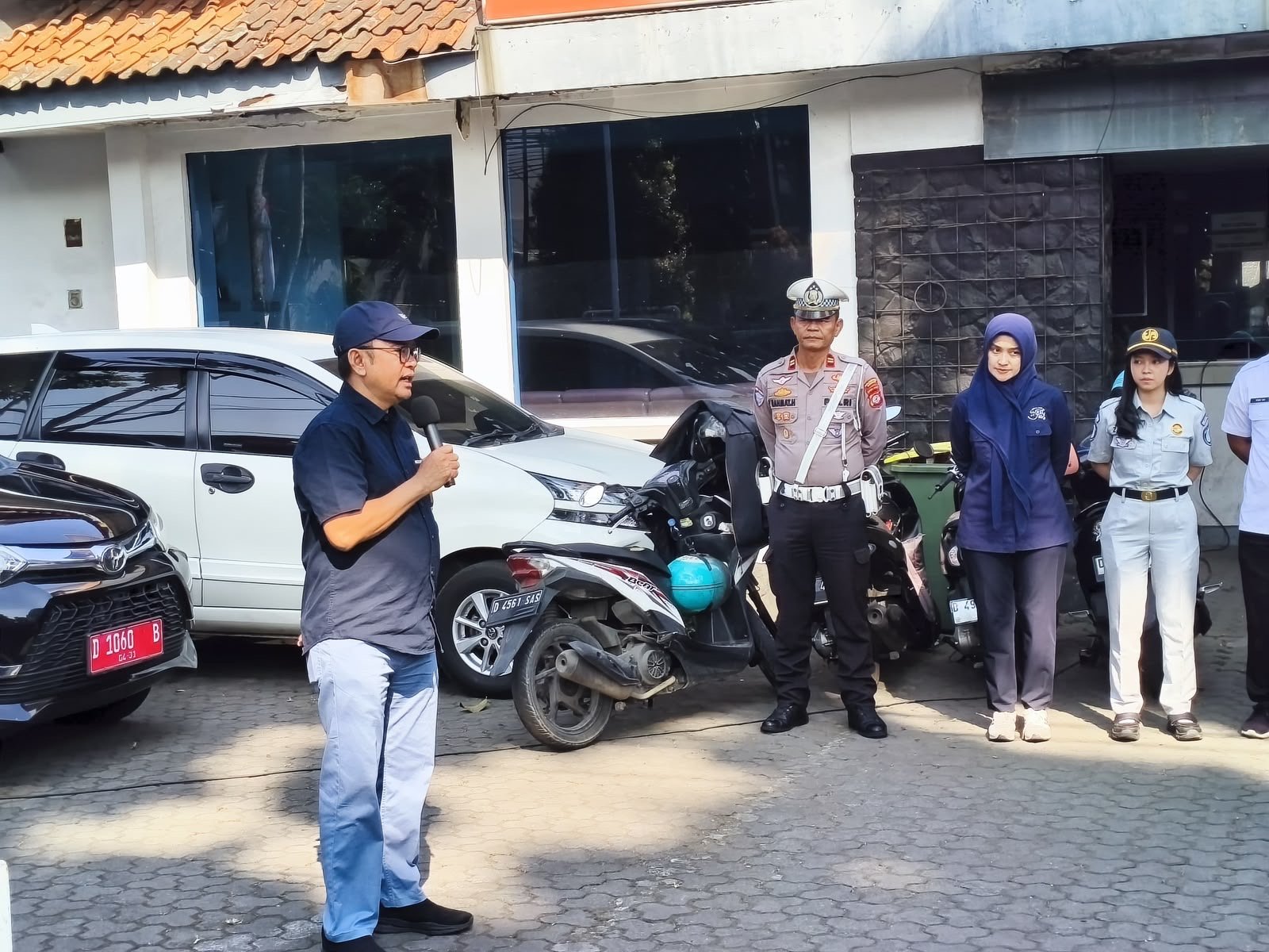 Berikan Kemudahan dan Keuntungan Bagi Wajib Pajak, Kolaborasi Jasa Raharja Bandung Bersama Tim Pembina Samsat Padjajaran Gelar Pemeriksaan PKB dan SWDKLLJ disertai Pengobatan Gratis, Sosialisasi PPGD dan Voucher
