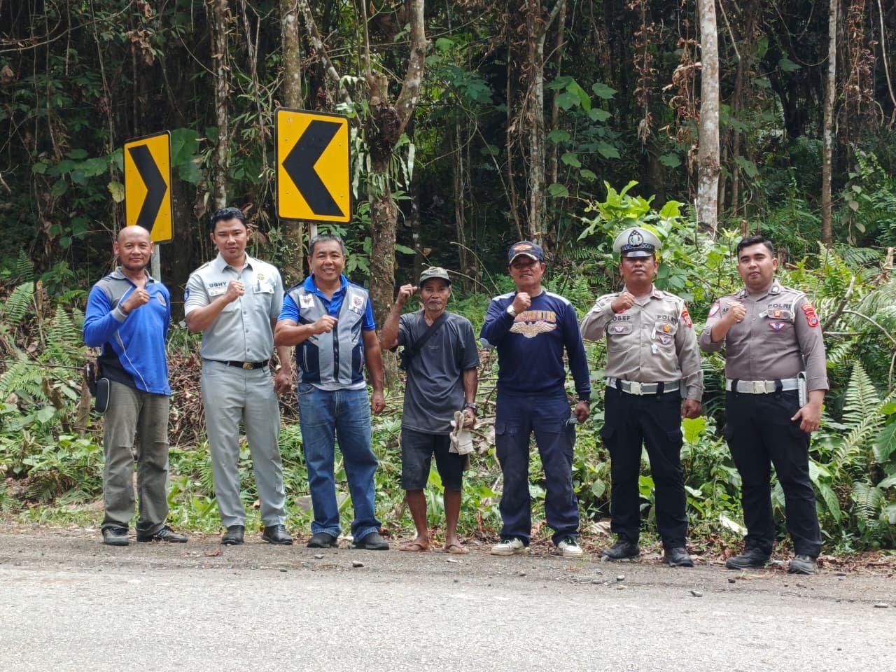 Tekan Risiko Kecelakaan Lalu Lintas, Jasa Raharja Bersama Mitra Kerja Pasang Rambu di Titik Rawan Laka di Kabupaten Morowali Utara