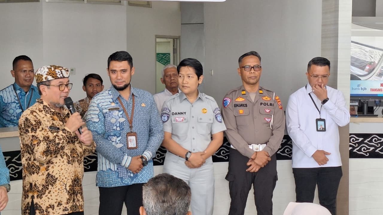 Memperkuat Budaya Customer Centric, PT Jasa Raharja (Persero) Cirebon Peringati Hari Pelanggan Nasional dengan Berikan Helm kepada Wajib Pajak yang Patuh serta Glorifikasi Layanan Digital “Jasfren” di Samsat Kab Cirebon