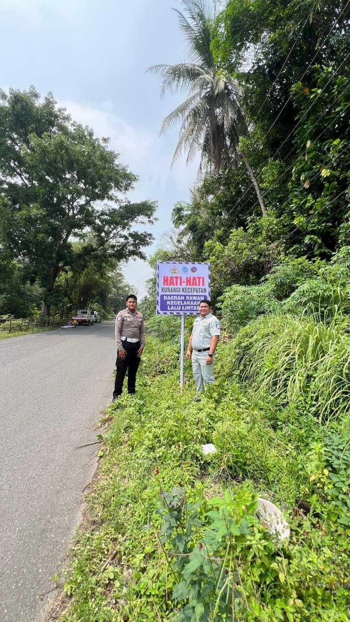 Jasa Raharja Sumbar Bersama Gakkum Satlantas Sijunjung Pasang Papan Imbauan di Tiga Titik Rawan Laka
