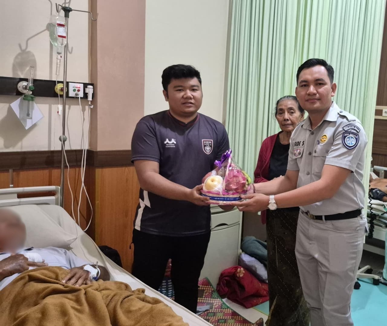 Wujudkan Semangat #ThinkCustomer, Jasa Raharja Singaraja Kunjungi Korban Laka dan Apresiasi Wajib Pajak