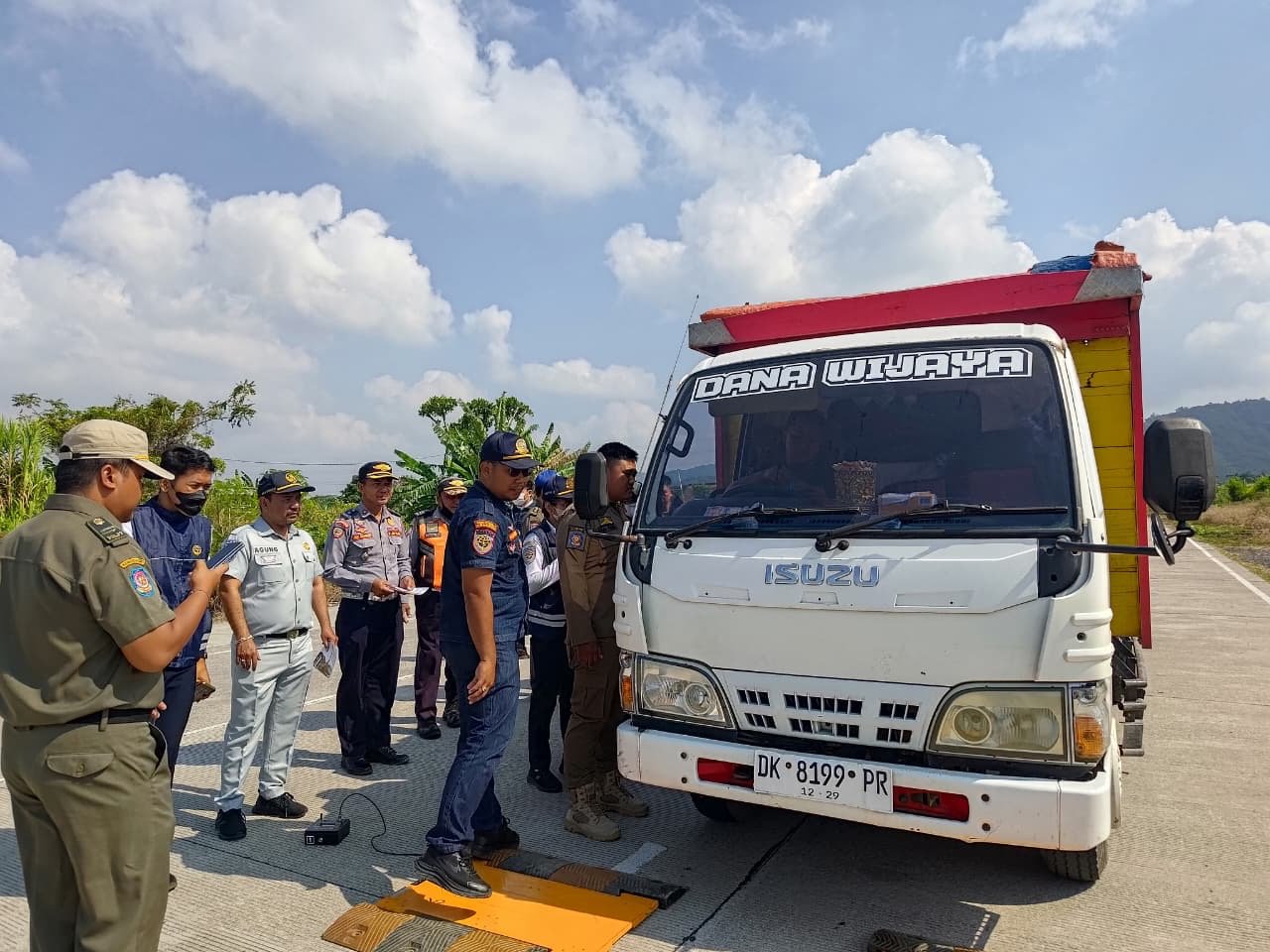 Dari Pemeriksaan Truk hingga Sosialisasi Pajak, Penegakan Hukum Angkutan Barang Digelar di Klungkung