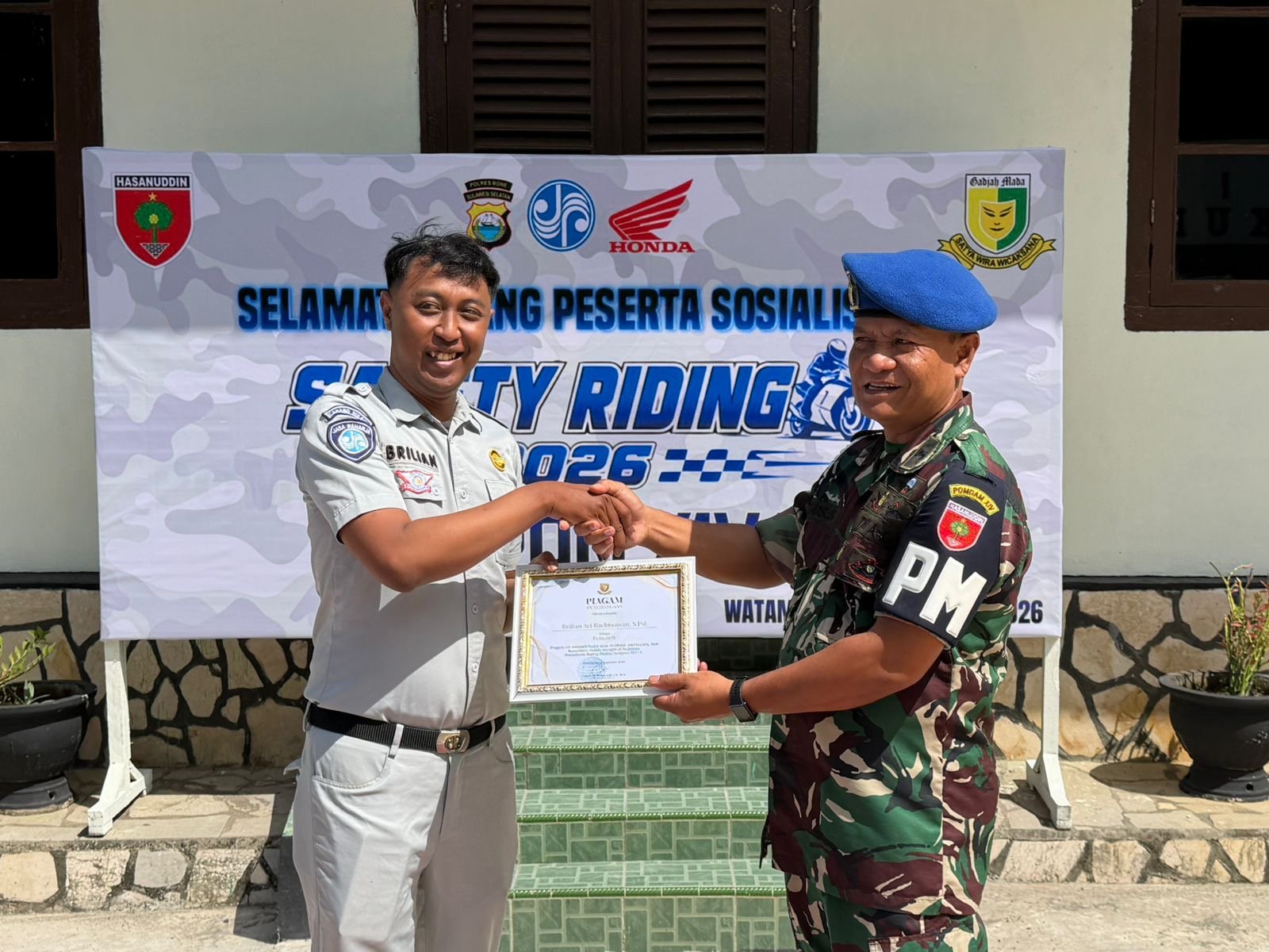Dari Edukasi Menuju Keselamatan, Jasa Raharja Watampone Gelar Safety Riding di Denpom XIV/1 Bone