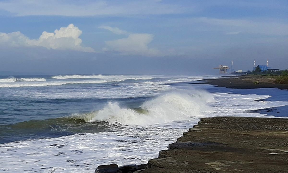 Waspada Gelombang Laut 4 Meter! BMKG Peringatkan Perairan di 10 Provinsi