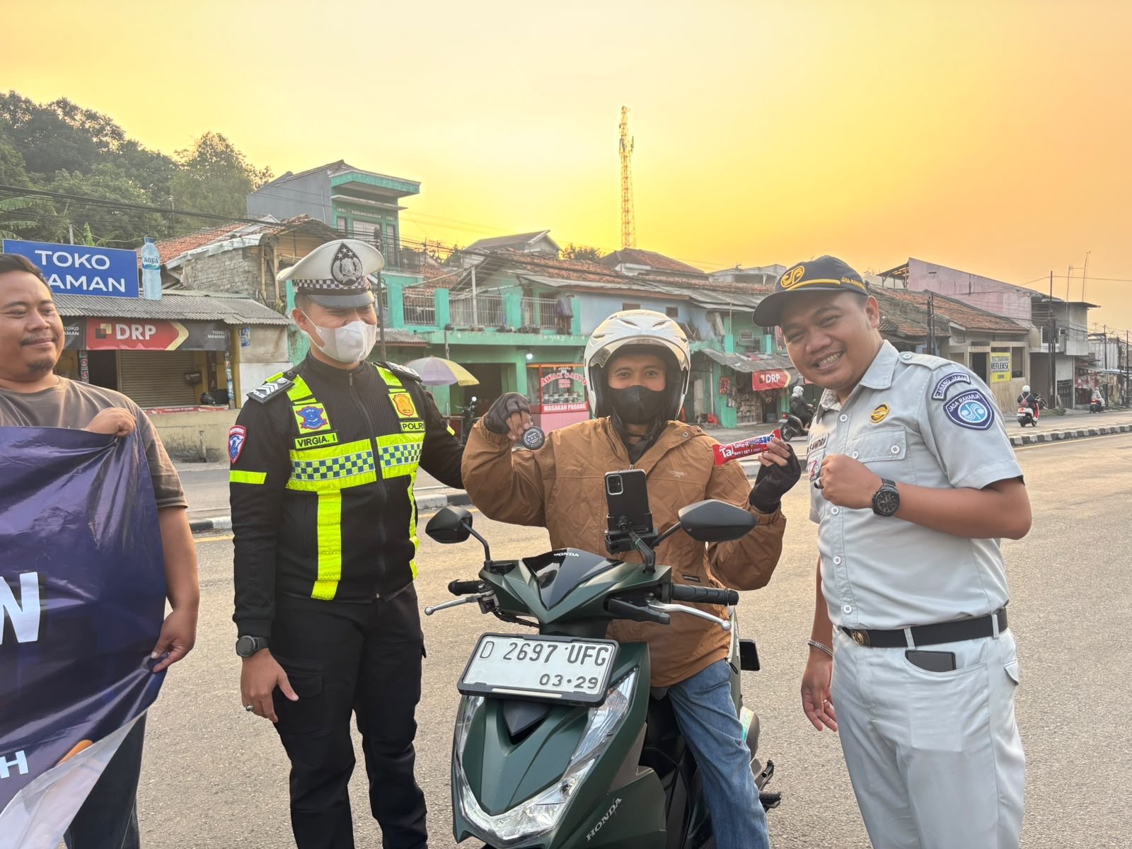 Jasa Raharja Kanwil Jawa Barat dan Polres Cimahi Hadir di Daerah Rawan Laka, Tebarkan Pesan Keselamatan kepada Pengguna