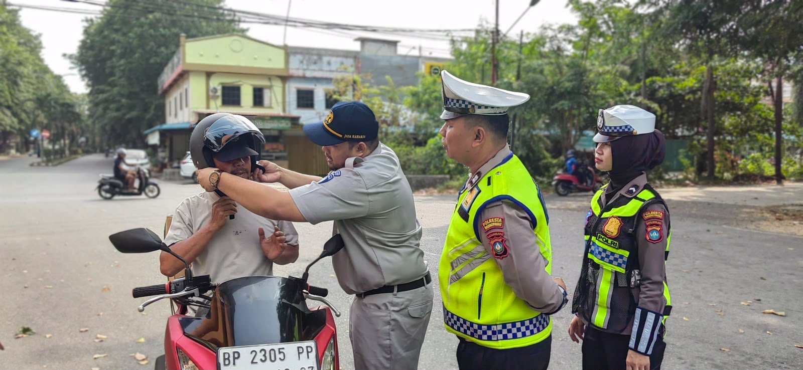 Jasa Raharja dan Satlantas Polresta Tanjung Pinang Gelar Kegiatan JASfren Peduli Keselamatan dalam Rangka Hari Pelanggan Nasional 2026 di Simpang Lampu Merah Bintan Center, Tanjungpinang