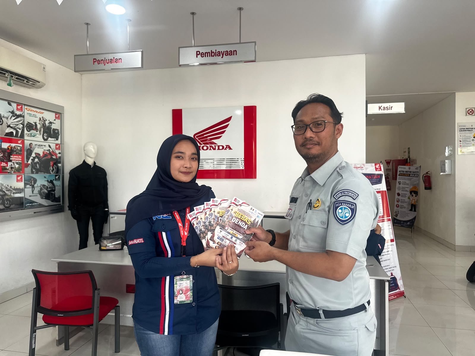 Hadir Lebih Dekat, Jasa Raharja Sosialisasikan Program Bebas Denda di Astra Motor Wonosari Hadir Lebih Dekat, Jasa Raharja Sosialisasikan Program Bebas Denda di Astra Motor Wonosari