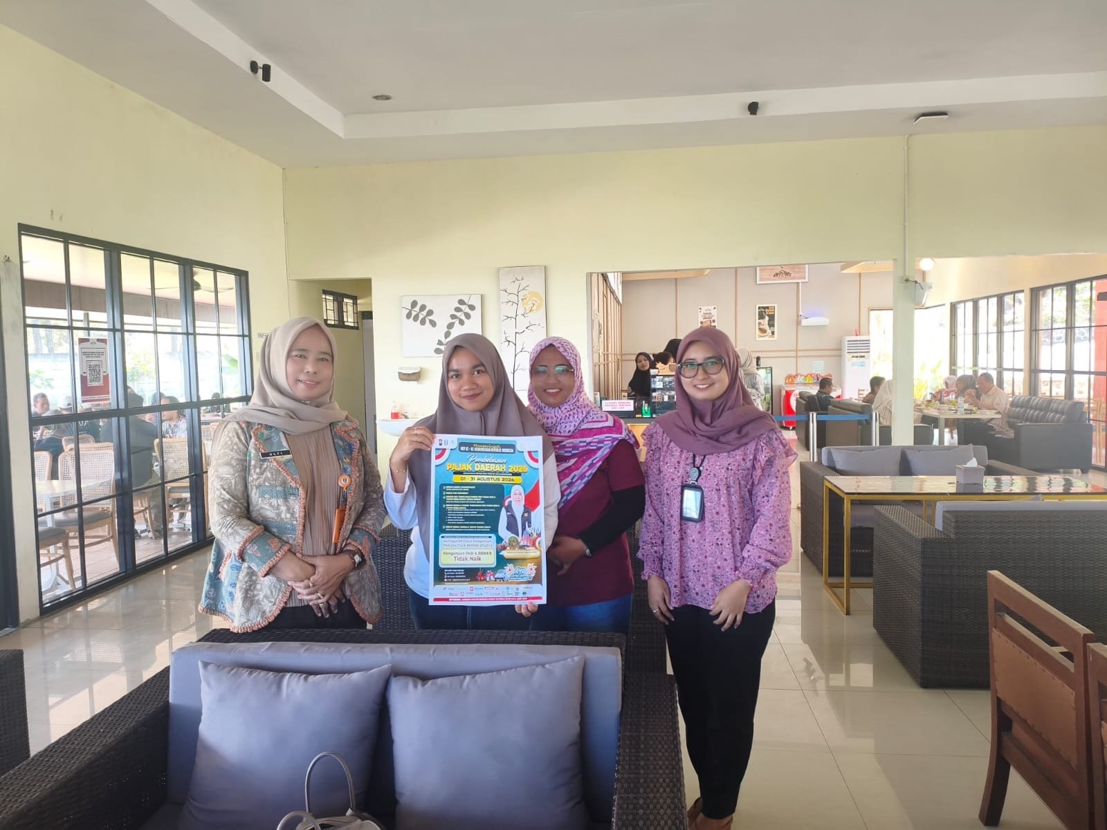 Cafe Arjuno Singosari Dukung Sosialisasi Pembebasan Pajak dengan Memasang Informasi di Papan Pemberitahuan