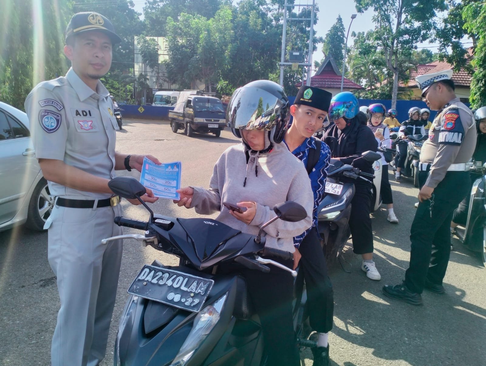 Relaksasi Pajak untuk Masyarakat, Tim Pembina Samsat Pelaihari Gencarkan Sosialisasi di Lapangan