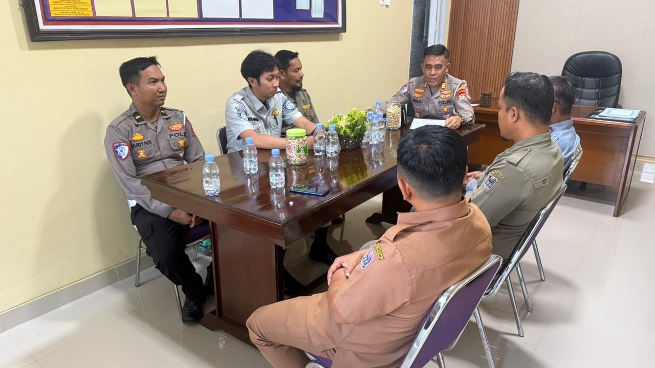 PT Jasa Raharja (PERSERO) Cabang Parepare Bersama Satlantas Polres Enrekang dan Stakeholder terkait Satukan Langkah Perkuat Keselamatan Berlalu Lintas melalui Forum Komunikasi Lalu Lintas di Kabupaten Enrekang