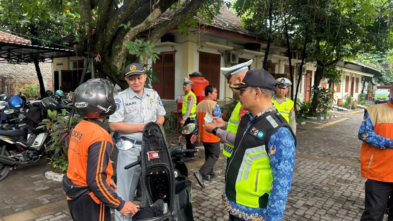 Tim Pembina Samsat Surakarta Gelar Gadis Pantura di Dinas Lingkungan Hidup, Dorong ASN Jadi Teladan Kepatuhan Pajak Kendaraan dan Tertib Berlalu Lintas