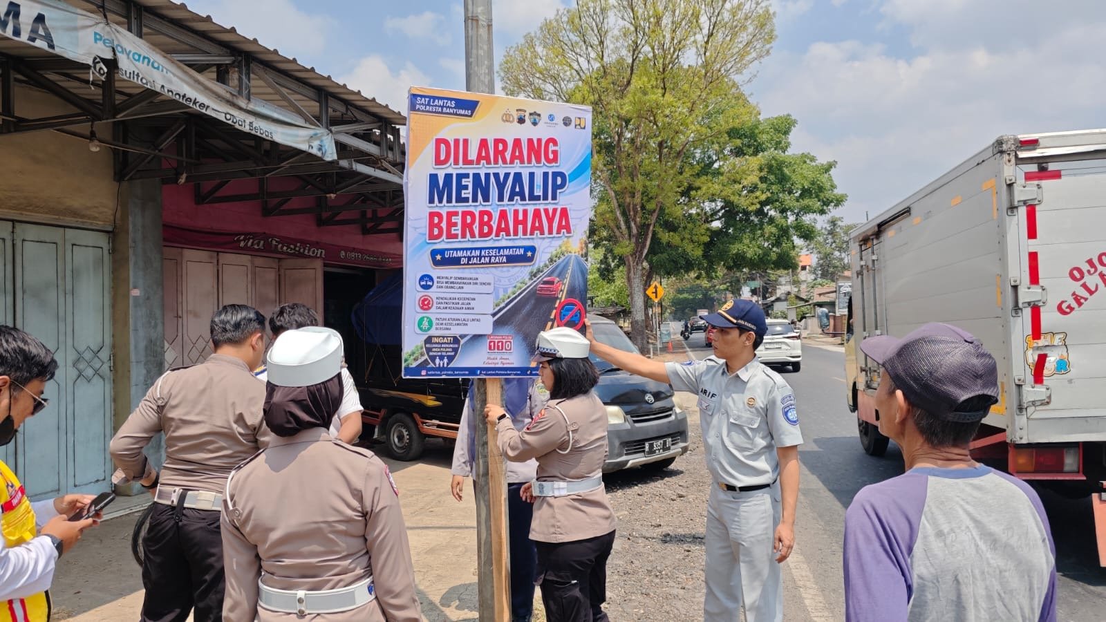 Jasa Raharja Dukung Pencegahan Kecelakaan melalui Pemasangan Spanduk Himbauan Keselamatan di Ajibarang Jasa Raharja Dukung Pencegahan Kecelakaan melalui Pemasangan Spanduk Himbauan Keselamatan di Ajibarang