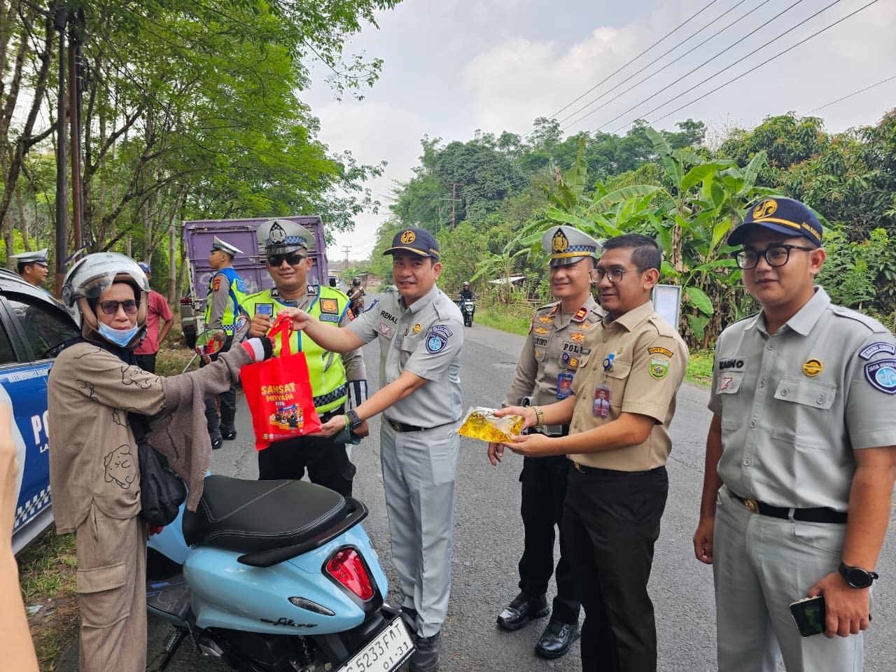 Melalui Samsat Menyapa, Tim Samsat OKU II Beri Apresiasi Pengendara Taat Pajak Di Wilayah Lubuk Batang