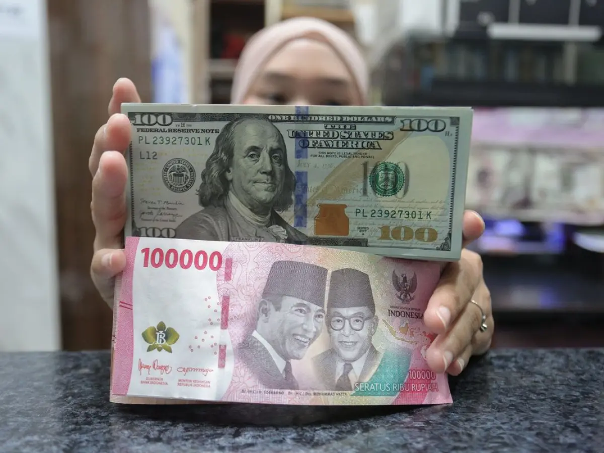 Rupiah Dibuka Melemah ke Rp18.136 per Dolar AS