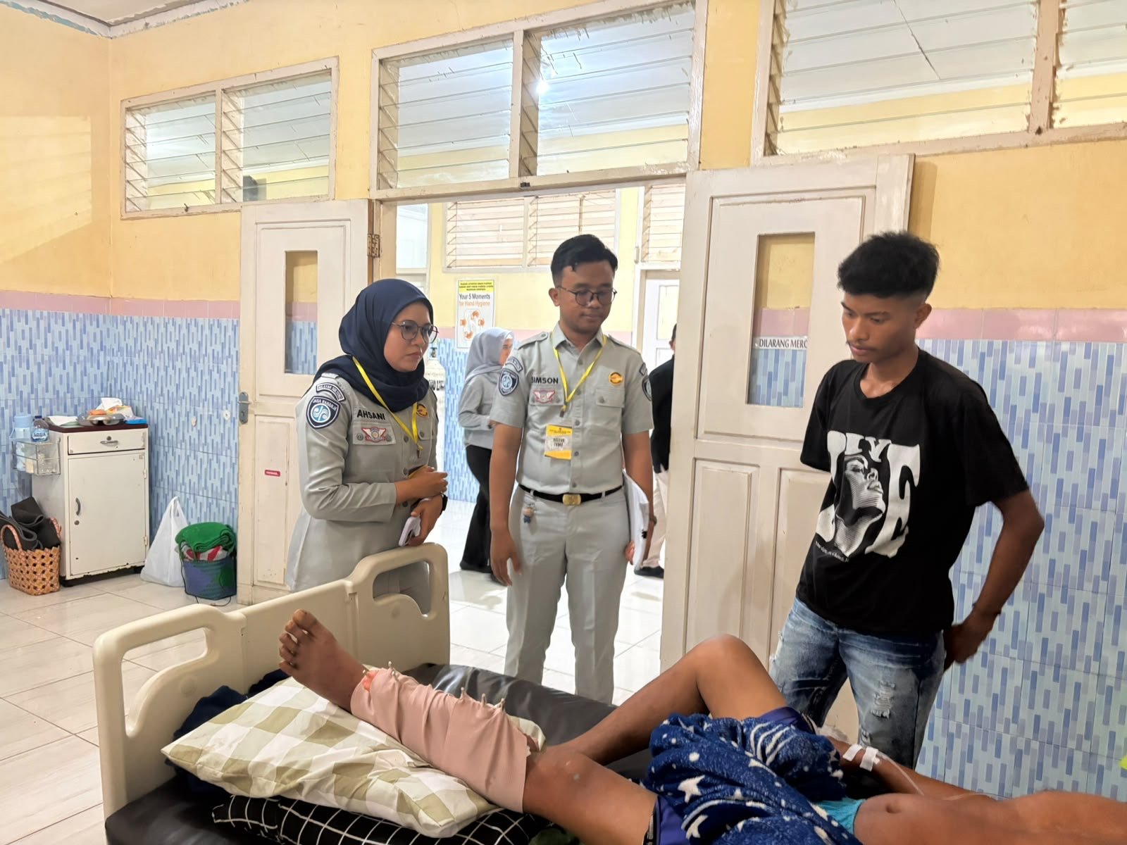 Samsat Luwuk Laksanakan Giat SENYUMJR dan Sosialisasi Manfaat SWDKLLJ kepada Korban Kecelakaan di RSUD Luwuk