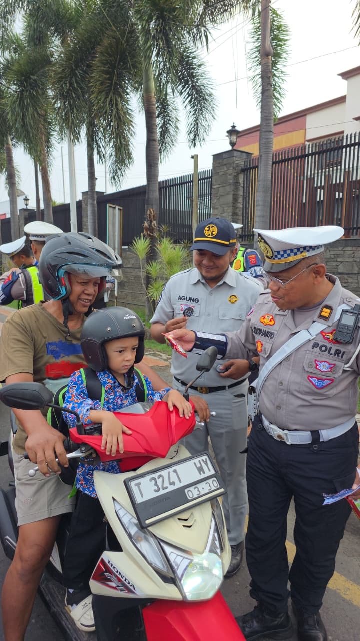 Jasa Raharja dan Polres Subang Gelar Aksi Simpatik, Ajak Pengendara Jadikan Keselamatan sebagai Prioritas