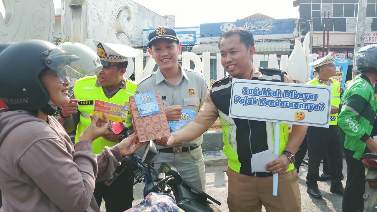 Wujud Apresiasi Wajib Pajak dan Keselamatan Jalan, Tim Pembina Samsat Kebumen Sosialisasikan Program Jateng Bebas di Tugu Lawet