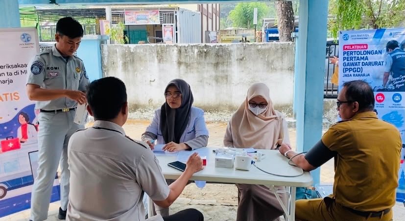 PT Jasa Raharja (Persero) Cabang Parepare Gelar Pemeriksaan Kesehatan Gratis (MUKL) dan Sosialisasi Pertolongan Pertama Gawat Darurat (PPGD) di Samsat Barru
